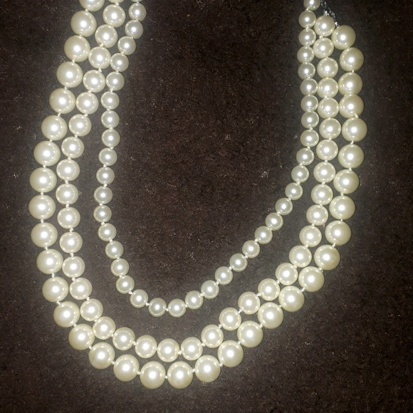 Triple strand pearls - Picture 1 of 3